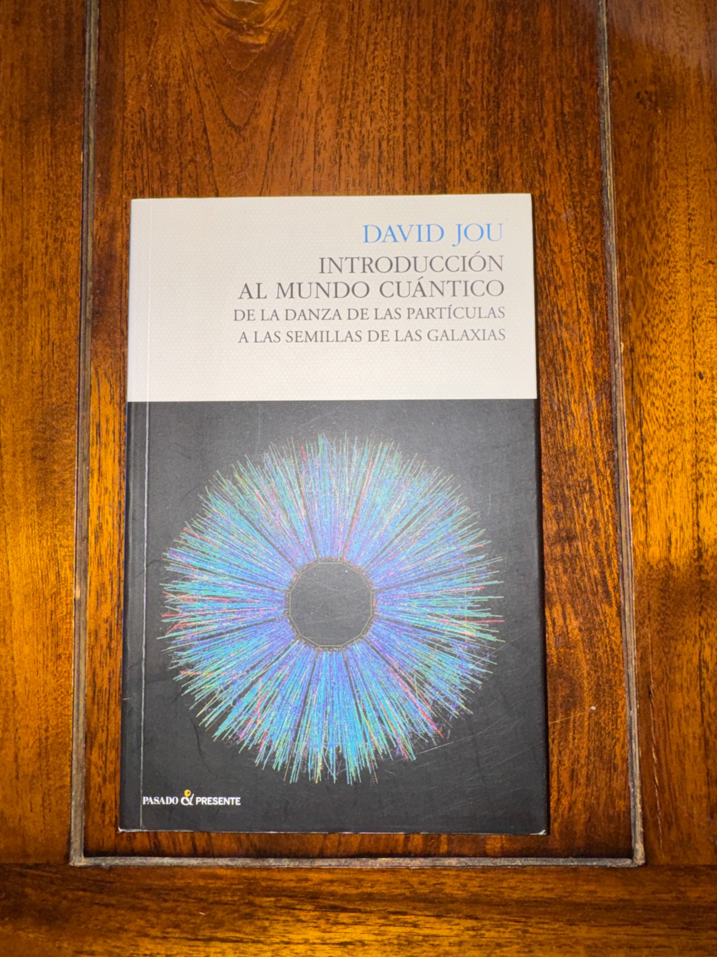 Introducción al mundo cuántico — David Jou. Leído en junio de 2026.